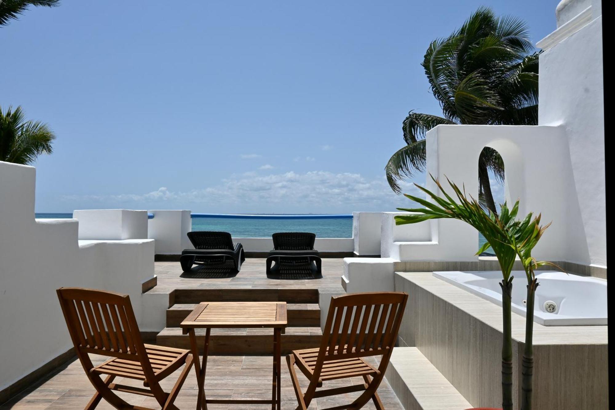 Pelicano Inn Playa Del Carmen - Beachfront Hotel Exterior photo