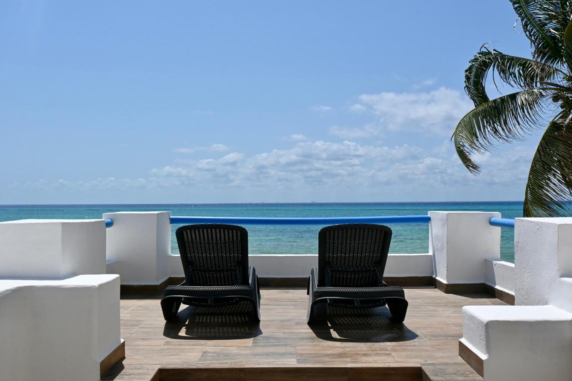 Pelicano Inn Playa Del Carmen - Beachfront Hotel Exterior photo