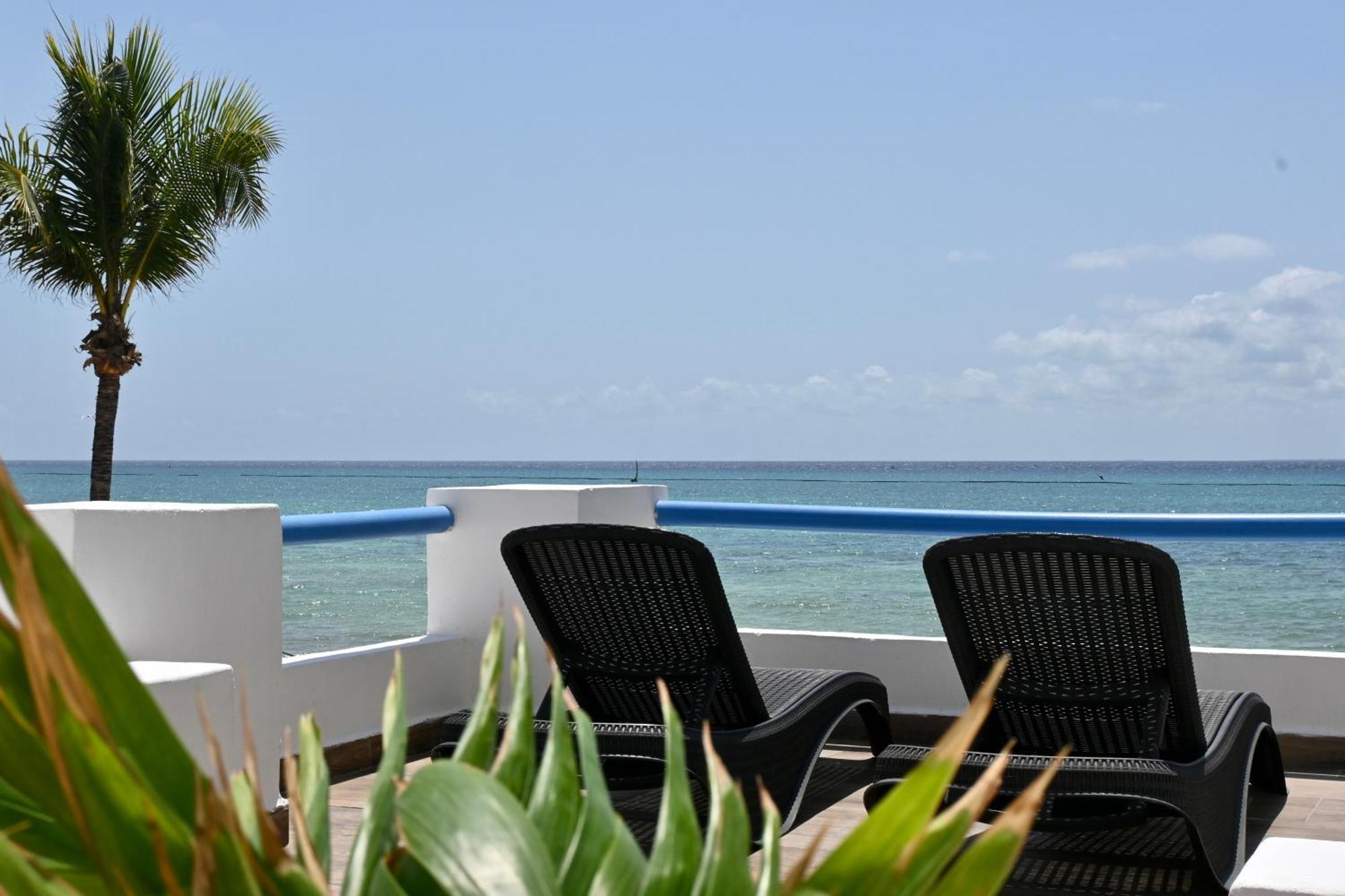 Pelicano Inn Playa Del Carmen - Beachfront Hotel Exterior photo