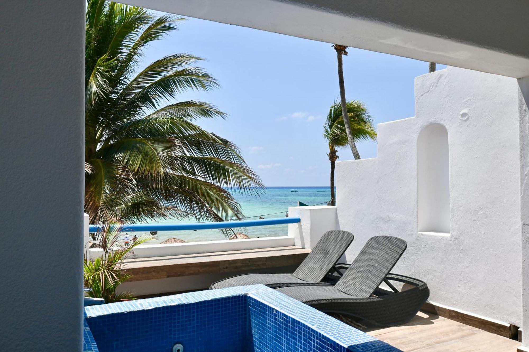 Pelicano Inn Playa Del Carmen - Beachfront Hotel Exterior photo