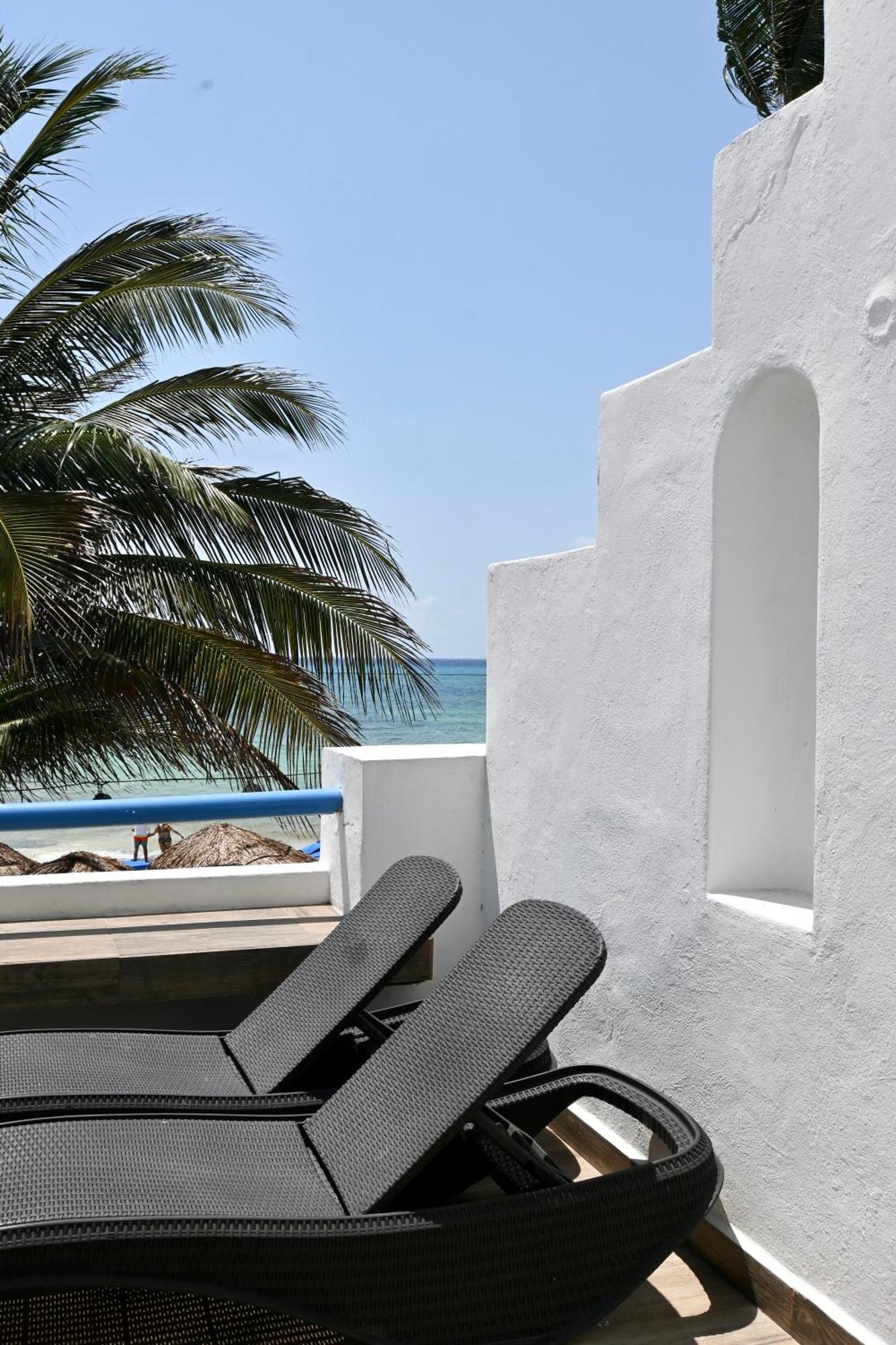 Pelicano Inn Playa Del Carmen - Beachfront Hotel Exterior photo