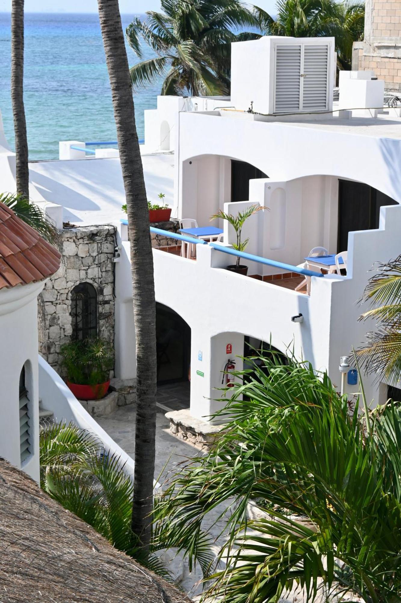 Pelicano Inn Playa Del Carmen - Beachfront Hotel Exterior photo